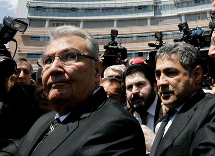 Deniz Baykal sést hér fyrir utan höfuðstöðvar CHP-flokksins eftir blaðamannafundinn í gær. Mynd/AP