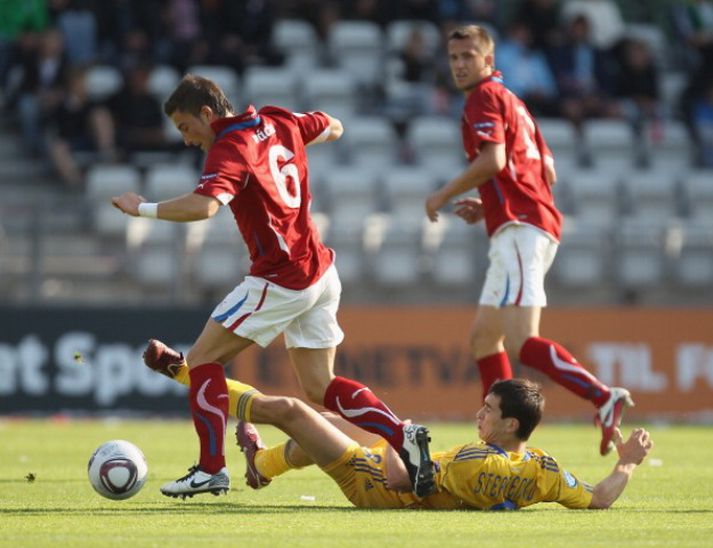 Hér rennir Stepanenko á eftir boltanum gegn Tékkum í gær. Mynd. / Getty Images