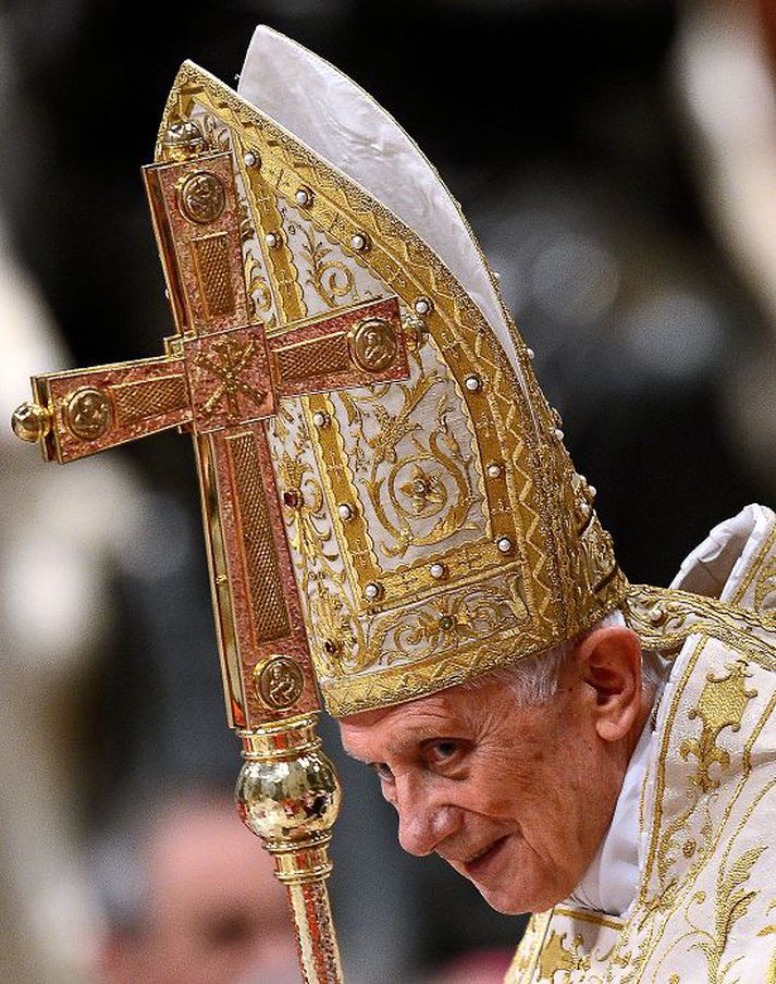 Benedikt XVI Páfi hættir um mánaðamótin og tekur þá aftur upp sitt gamla nafn, Joseph Ratzinger.