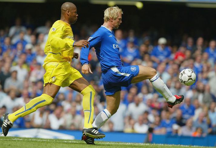 Michael Duberry í baráttu við Eið Smára Guðjohnsen í viðureign Leeds og Chelsea.