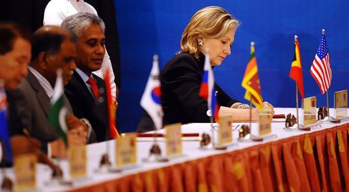 Fyrr í þessum mánuði var Hillary Clinton, utanríkisráðherra Bandaríkjanna, í Islamabad þar sem hún lýsti því yfir að Pakistan og Bandaríkin væru bandamenn og lofaði auknum fjárstuðningi til Pakistan frá Washington.