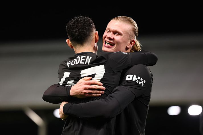 Erling Haaland og Phil Foden féllust í faðma og fögnuðu gegn Fulham í gærkvöld.