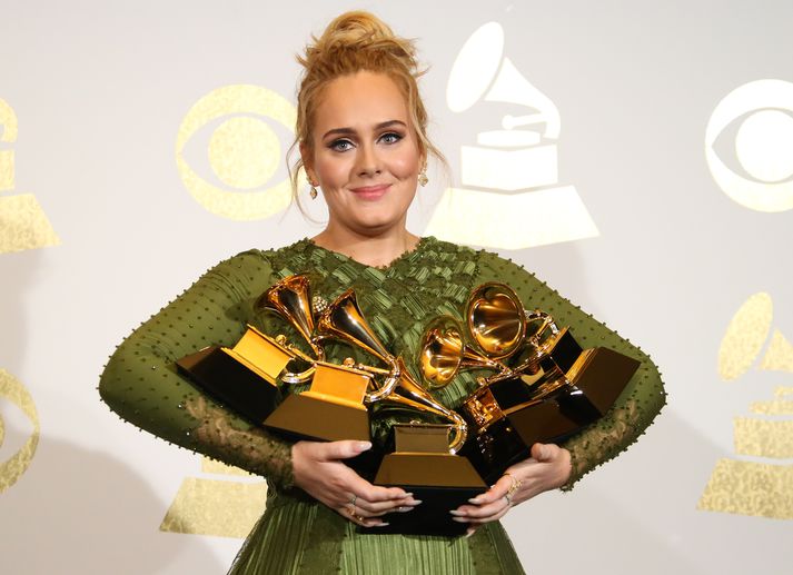 Adele með fangið fullt af Grammy-verðlaunum.