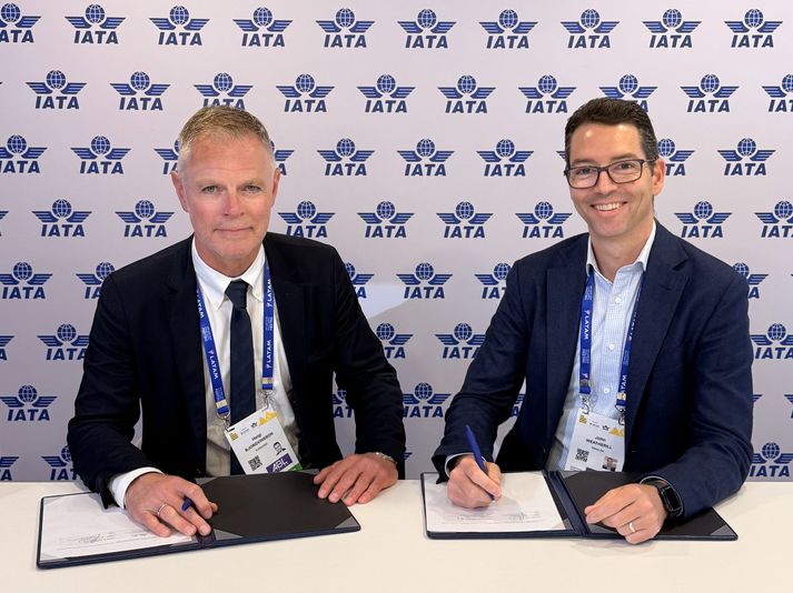 Helgi Már Björgvinsson, yfirmaður alþjóðatengsla hjá Icelandair og John Weatherill, framkvæmdastjóri sölu- og markaðssviðs WestJet Group. 