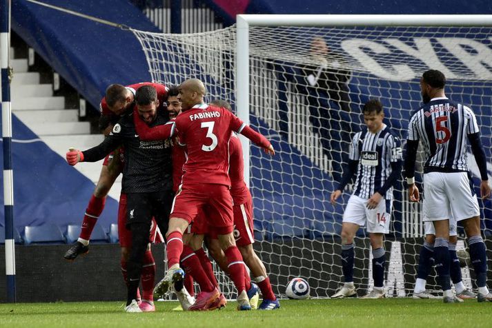 Alisson fagnar sigurmarki sínu með liðsfélögum sínum í Liverpool liðinu.