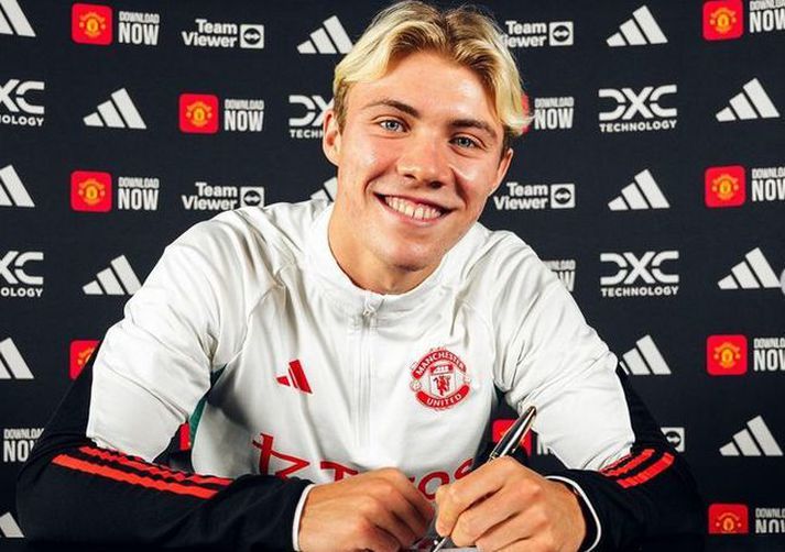 Rasmus Winther Højlund skrifar undir draumasamninginn við Manchester United.