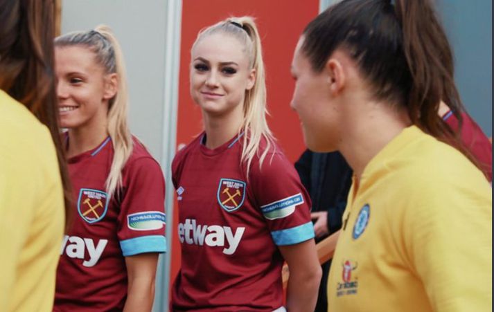 Ramona Bachmann horfir blítt til kærustu sinnar Alishu Lehmann fyrir leik West Ham og Chelsea.