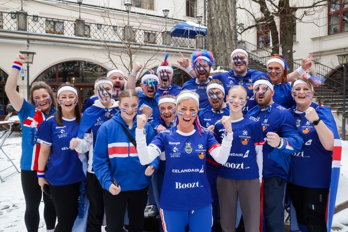 Sérsveitin er vel skipuð og gæti gert gæfumuninn í kvöld þegar Ísland og Ungverjaland mætast í úrslitaleik um efsta sæti C-riðils á EM í handbolta. Hér er hópurinn í München í dag með Sonju fremsta í flokki.