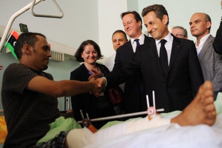 Þeir félagar Cameron og Sarkozy heimsóttu hermenn uppreisnarmanna sem slasast hafa í baráttunni við menn Gaddafís.