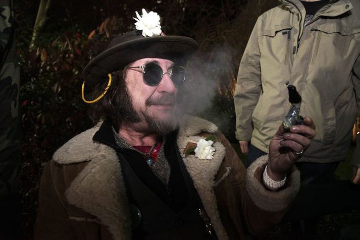 Áhugafólk um lögleiðingu kannabisefna fagnaði á viðeigandi hátt í Seattle. Þar á meðal var þessi herramaður, sem kallaður er Prófessor Gizmo.