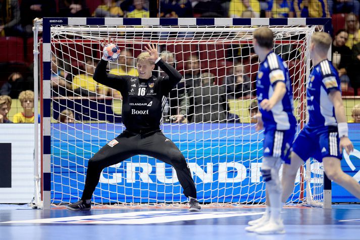 Viktori Gísla Hallgrímssyni gekk illa að ráða við langskot Króata í dag.