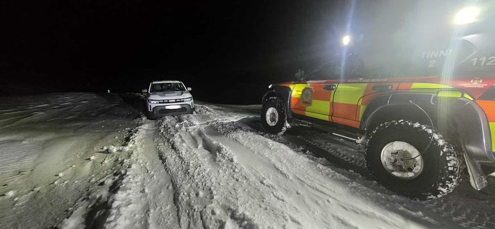 Björgunarsveitir komu ferðamanninum til aðstoðar eftir að hann hafði fest bíl sinn á Nesjavallaleið og lagt af stað fótgangandi.
