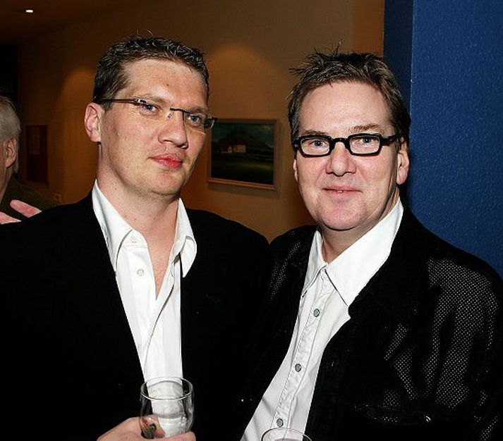 Jóhann Páll Valdimarsson og og sonur hans Egill Örn Jóhannsson léku á als oddi í teitinu og svifu foringjalegir á milli gesta, fóru yfir stöðu mála, sögðu gamansögur og báru sig vel í bóksölutaugaveikluninni sem brátt mun ná hámarki.