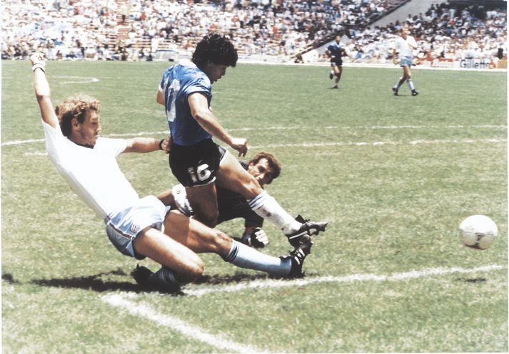 Maradona sólaði fjóra varnarmenn og markmanninn áður en skoraði besta mark aldarinnar, en hefði það kannski aldrei átt að standa? 