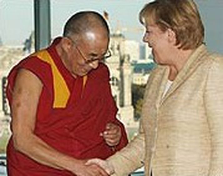 Angela Merkel kanslari Þýskalands reitti yfirvöld í Kína til reiði þegar hún hitti Dalai Lama í Berlín 23. september síðastliðinn.