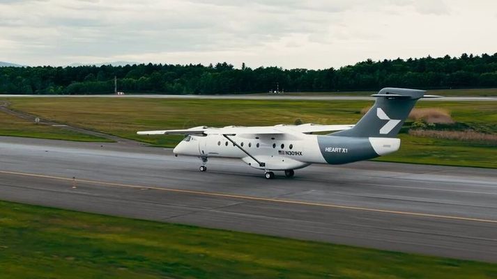 Rafmagnsflugvélin prófuð í akstri á flugvellinum í Plattsburgh í New York-ríki.