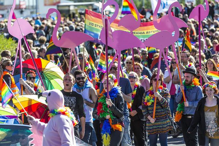 gay pride Lára segir að það þýði lítið fyrir Íslendinga að gefa sig út fyrir frjálslyndi ef samkynhneigð hjón geti ekki skilið hér á landi.fréttablaðið/vilhelm