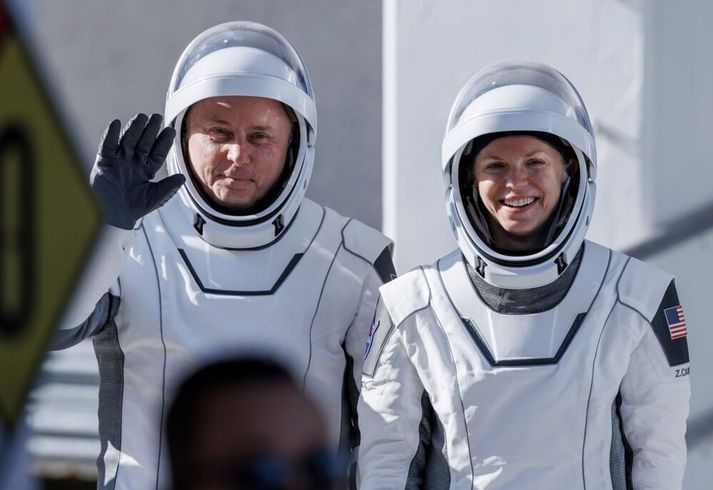 Bandarísku geimfararnir Mike Fincke (t.v.) og Zena Cardman (t.h.) áttu að fara í rúmlega sex tíma geimgöngu í dag en hún var slegin af vegna veikinda geimfara í Alþjóðlegu geimstöðinni. NASA hefur hvorki sagt hver geimfaranna er veikur né hvað hrjáir hann.