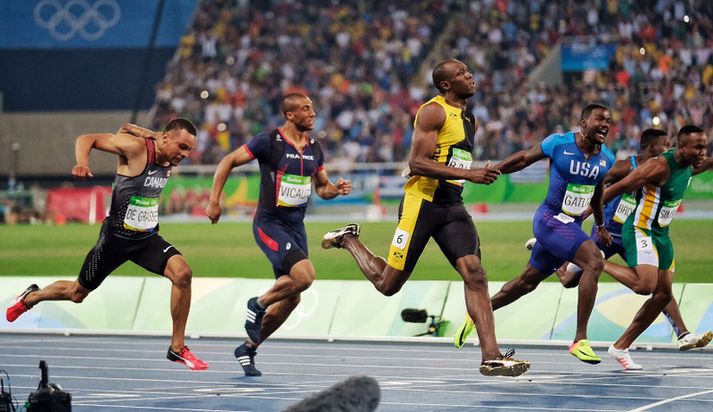 Usain Bolt kemur í mark.