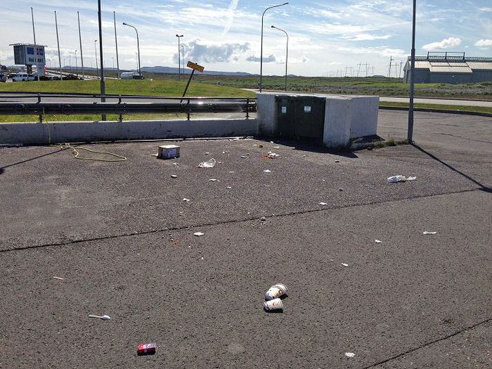 ,,Ég hleyp út þegar ég sé að menn eru með tilburði til að losa úr bílunum,“ segir Valur en þegar menn koma eftir lokun og losa blasir við honum saurugt þvottaplan.