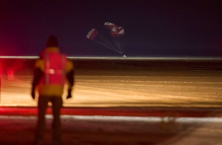 Starfsmaður Boeing fylgist með geimferjunni lenda á Hvítu söndum í Nýju-Mexíkó.