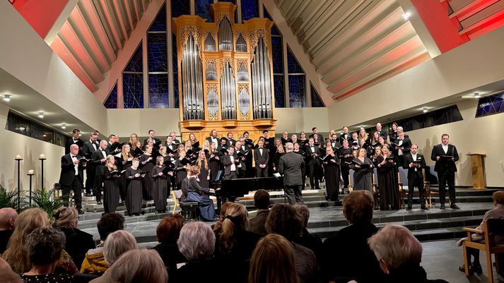 Stabat mater eftir Dvorák í flutningi Söngsveitarinnar Fílharmóníu undir stjórn Magnúsar Ragnarssonar. Einsöngur: Hallveig Rúnarsdóttir, Hildigunnur Einarsdóttir, Gissur Páll Gissurarson og Oddur Arnþór Jónsson. Píanóleikur: Elena Postumi. Langholtskirkja, sunnudaginn 17. mars.