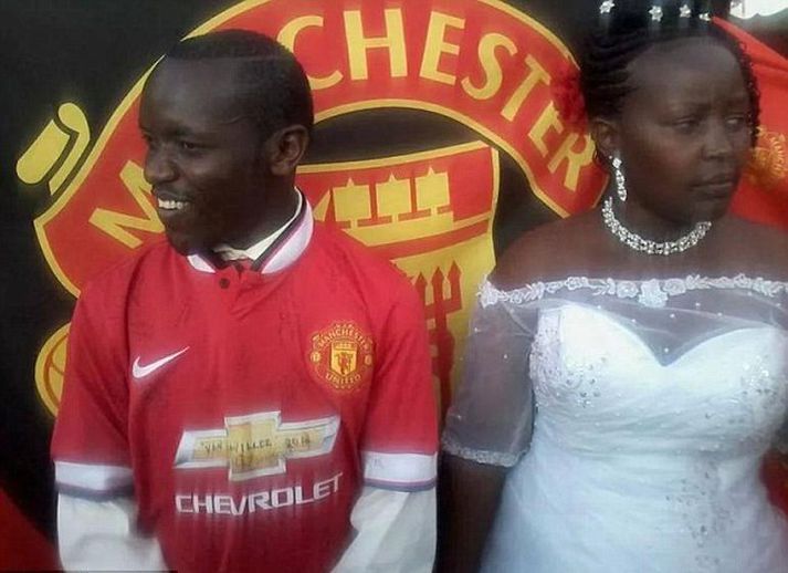 Brúðurin virkar ekkert allt of ánægð með þessa hugmynd en brúðguminn brosir út að eyrum.