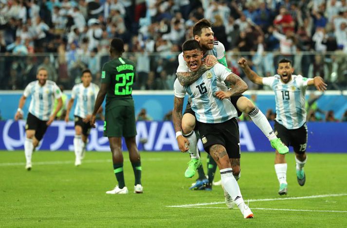 Marcos Rojo fagnar sigurmarki sínu með Messi.