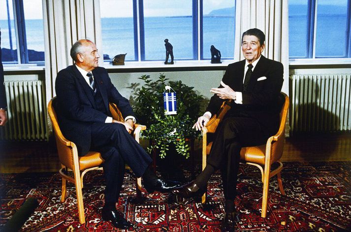 Mikhail Gorbachev og Ronald Reagan við upphaf leiðtogafundarins í Höfða 11. október 1986.