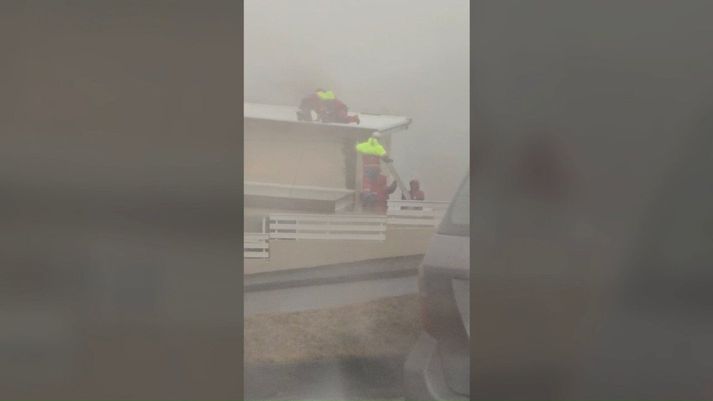 Þetta er algjör hetjudáð að fara upp á,“ segir íbúi í næsta húsi.