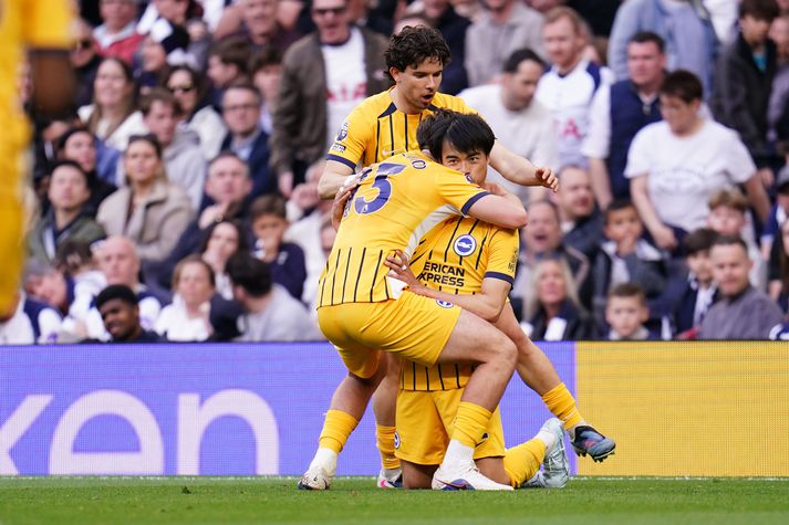 Kaoru Mitoma fagnar marki fyrir Brighton & Hove Albion á móti Tottenham í ensku úrvalsdeildinni á síðustu leiktíð.