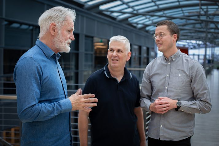 Þrír umsjónarmenn rannsóknarinnar, Kári Stefánsson, Patrick Sulem og Brynjar Ö. Jensson vísindamenn hjá Íslenskri erfðagreiningu.