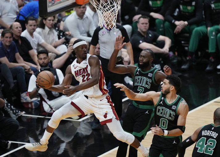 Jimmy Butler reynir að finna sendingu í sigrinum örugga gegn Boston Celtics í gærkvöld.