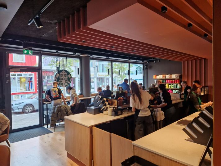 Talsverður erill var á Starbucks-staðnum við Laugavegi 66 í morgun en staðurinn opnaði í gær.