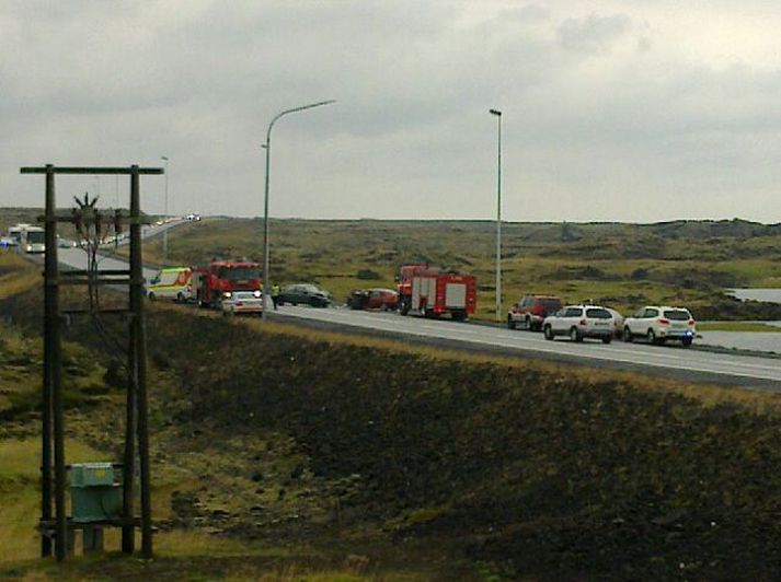 Áreksturinn varð á Reykjanesbraut við Álverið í Straumsvík.