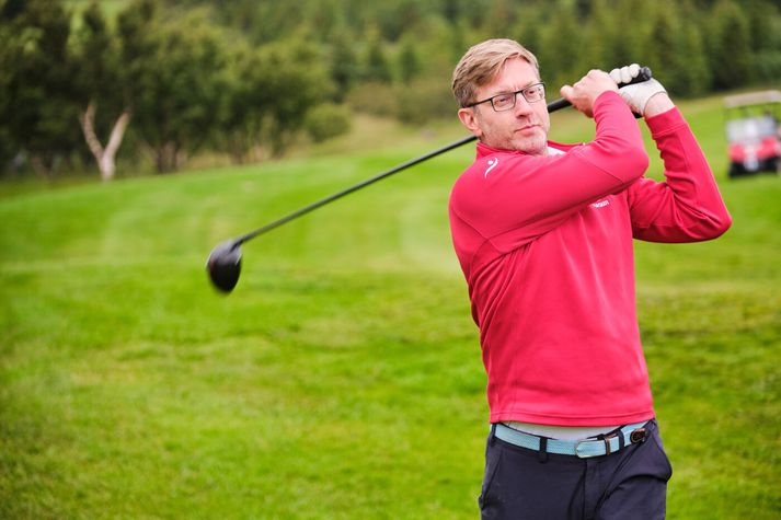 Að fara frá því að vera feiminn fjármálastjóri Íslandsbanka yfir í að verða bankastjóri vissi Jón Guðni Ómarsson að yrði krefjandi verkefni. Og það var svo týpískt að þegar það tækifæri kom upp, bjuggu Jón og fjölskyldan í lítilli leiguíbúð vegna framkvæmda heima fyrir, konan var í fatla eftir axlaaðgerð, Jón búin að lofa að sjá um heimilishald um tíma og í ofanálag kominn með gáttatif (hjartaflökt) án þess að vita af því.
