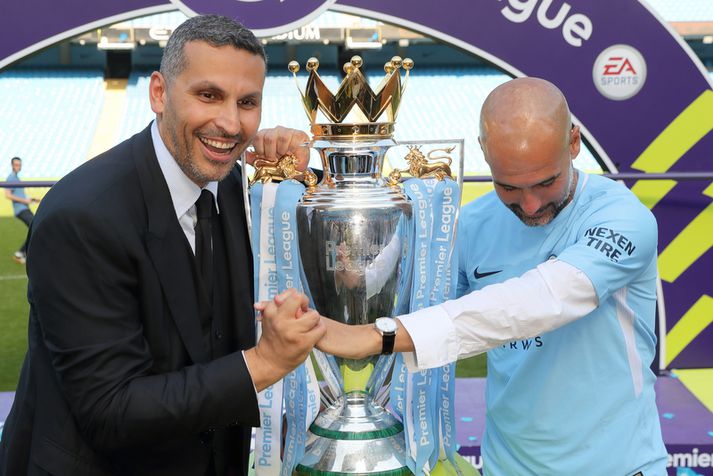 Pep Guardiola hefur unnið þrjá titla á Englandi og getur bætt þeim fjórða við seinna í þessum mánuði. Hér er Pep Guardiola með Khaldoon Al Mubarak, stjórnarmanni Man City.