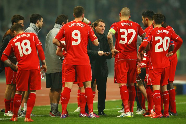 Brendan Rodgers talar við sína menn.