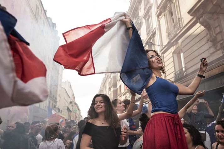 Það er allt „geðbilað“ í París segir Friðrika um stemninguna.