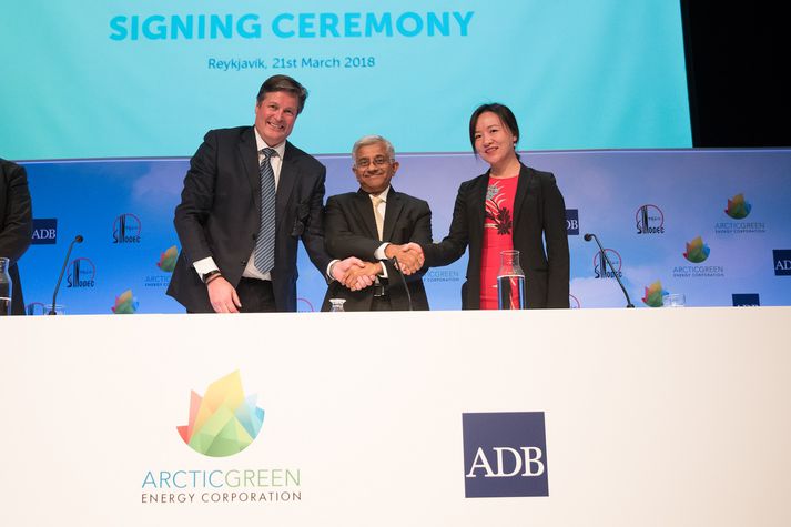 Frá undirritun samningsins í Gamla bíó.