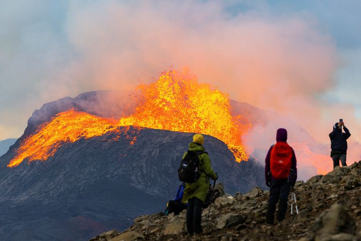 Margir eru eflaust fegnir að hafa skellt sér í göngu að eldgosinu þegar sannkölluð náttúrusýning stóð yfir. Nú hefur róast í Fagradalsfjalli.