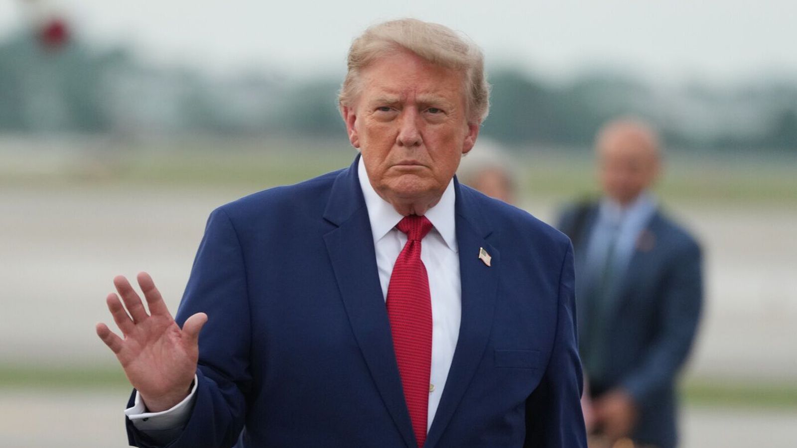 Trump frestar boðuðum ofurtollum á Kanada
