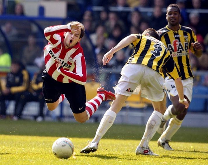 Leikmenn Vitesse brjóta hér á markaskoraranum Danko Lasovic í dag.