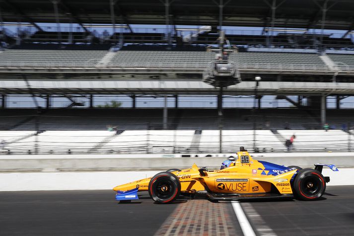 Alonso fer yfir ráslínuna í Indianapolis á æfingu í gær. Einn yardi af upphaflegri múrsteinalagðri brautinni er við línuna.