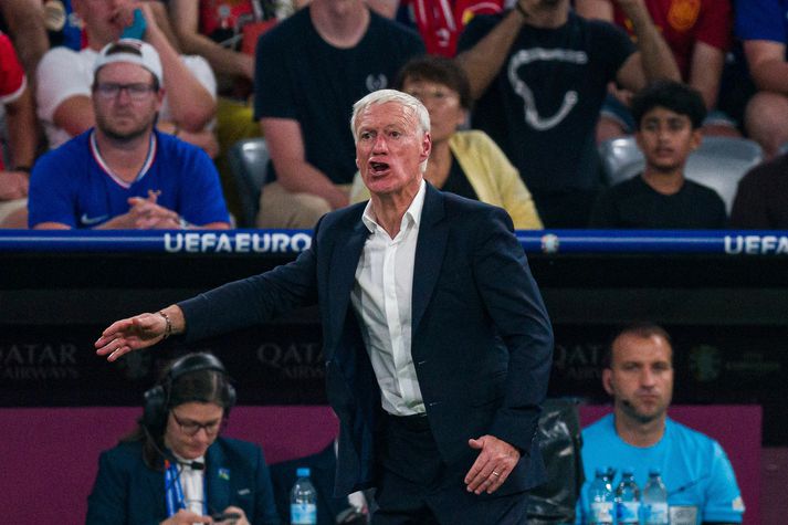 Didier Deschamps er samningsbundinn franska knattspyrnusambandinu fram yfir HM 2026.