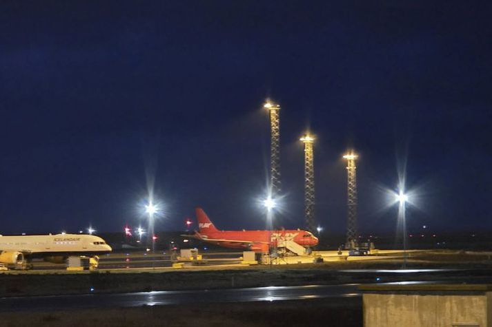 Flugvélin átti að fara til Tenerife á mánudagsmorgun en komst aldrei úr landi.