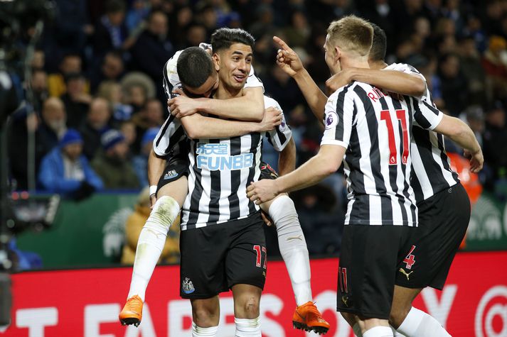 Newcastle menn fagna sigurmarkinu.