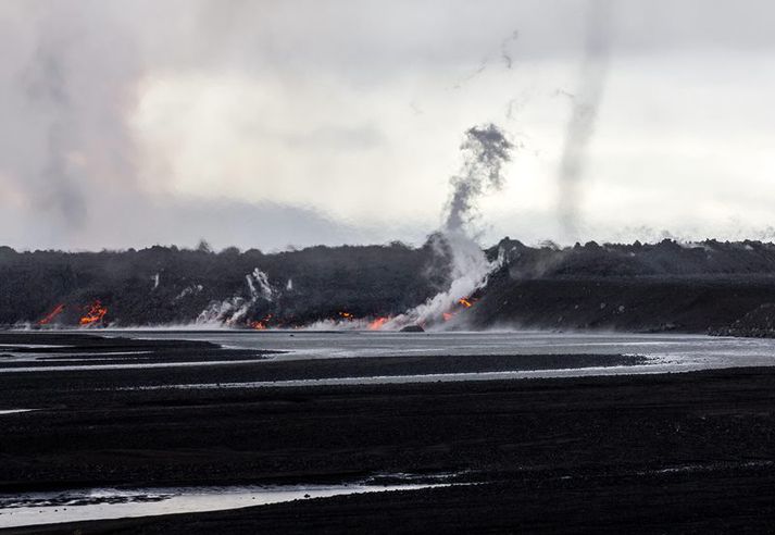 Eldgosið í Holuhrauni hefur sést á vefmyndavélum í morgun.