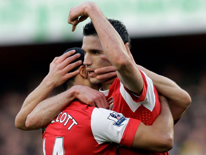 Robin van Persie fagnar öðru marka sinna.