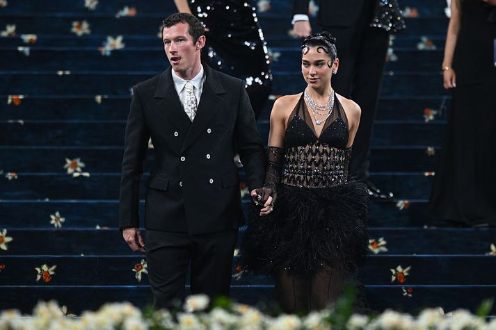 Callum Turner og Dua Lipa eru sannkallað ofurpar og myndu líklega sóma sér vel í nýrri Bond mynd. 